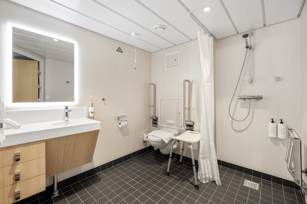 HX Hurtigruten Expeditions MS Spitsbergen Arctic Superior Wheelchair-Accessible Cabin 3 ©Espen Mills.jpg